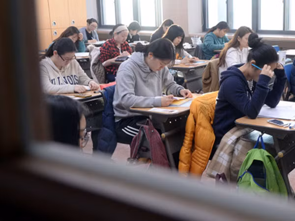 Hàn Quốc: Nữ sinh ngất xỉu trong nhà vệ sinh sau khi thi đại học