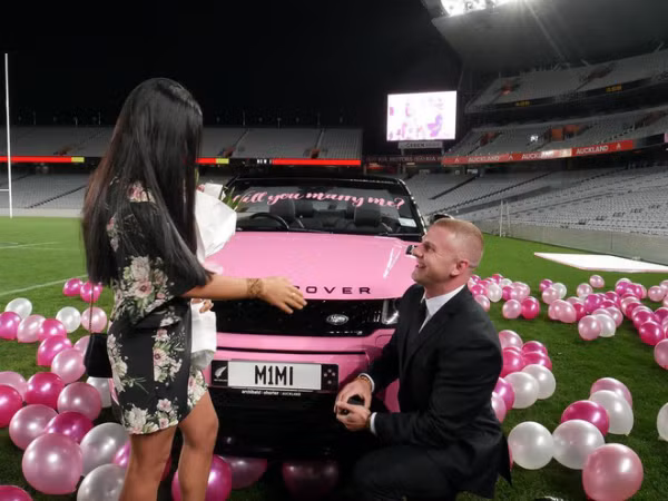 New Zealand: Huấn luyện viên thể hình chơi trội khi đáp trực thăng cầu hôn bạn gái tại sân vận động