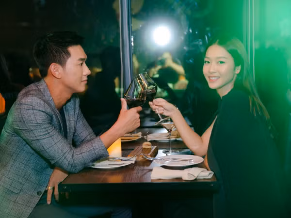 "Đại úy" Song Luân ngắm nhìn đắm đuối không rời mắt khiến "bác sĩ" Khả Ngân e thẹn