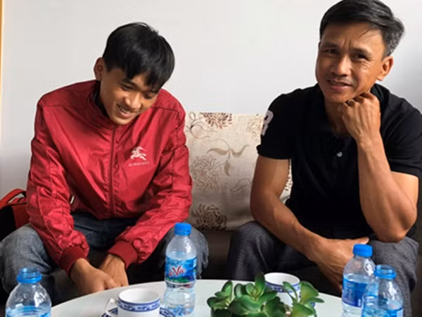 Thí sinh có mẹ mất trước cổng trường thi nhập học