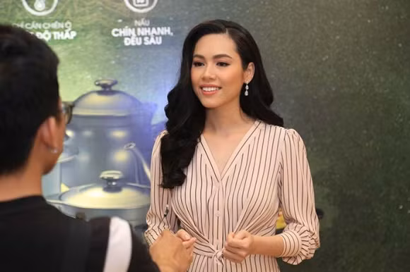 Sau thời gian dài lặn mất tăm, Hoàng My bất ngờ tái xuất rạng rỡ bên cạnh diva Mỹ Linh