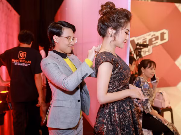 Giọng hát Việt nhí: Hương Tràm cực xinh xắn trong ngày ghi hình đầu tiên cùng Tiên Cookie 