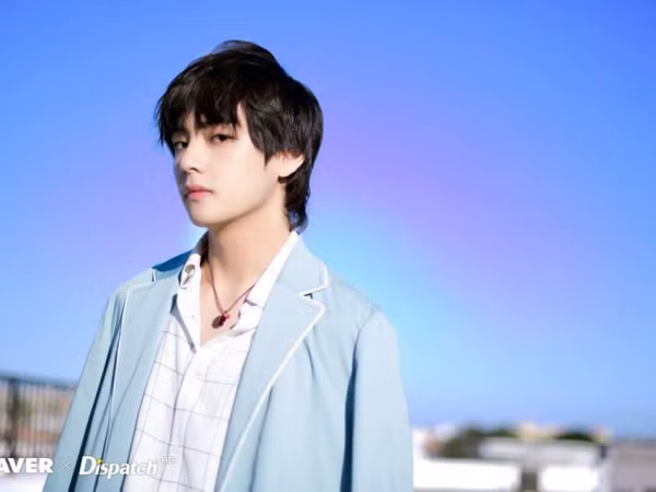 Thôi xong, V (BTS) vô tình lộ màu tóc mới vì mải selfie với cún cưng 