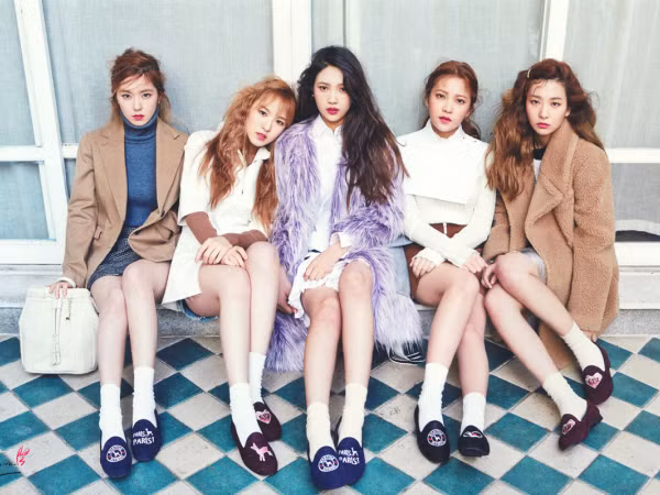 Mỗi khi có thành viên vắng mặt, Red Velvet sẽ làm một hành động siêu đáng yêu như thế này