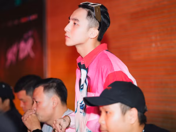 Sơn Tùng M-TP mướt mồ hôi tập luyện cho "Sky Tour" Đà Nẵng đến tận giữa đêm