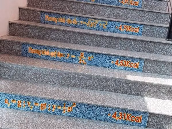 Trường ở Hà Nam dán công thức Toán lên cầu thang giúp học trò ôn bài