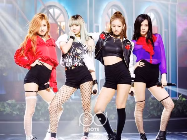 Fan phẫn nộ khi BLACKPINK đang biểu diễn thì bị tắt nhạc và phải đi vào trong