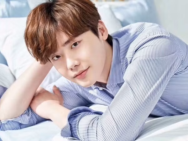 Một lần nữa, Lee Jong Suk khiến các fan mừng hụt khi phủ nhận tin hẹn hò