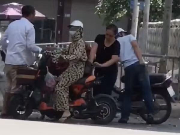 Hà Nội: Kẻ gian mở balo trộm đồ của cô gái dừng xe ven đường với "tốc độ ánh sáng"