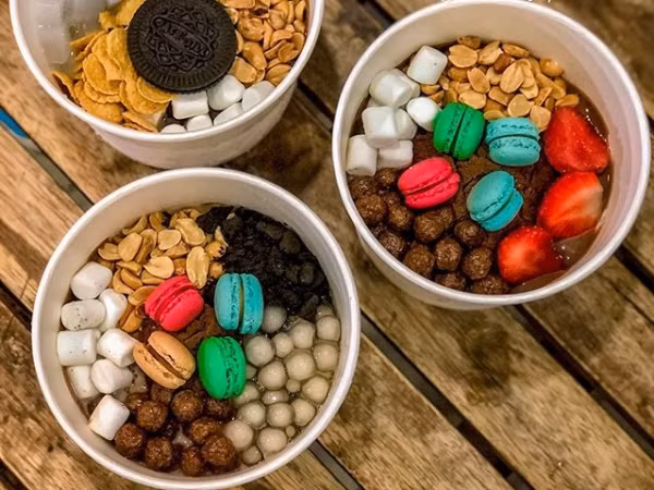 Milo đá bào càng thêm quyến rũ khi kết hợp với nữ hoàng bánh ngọt macaron
