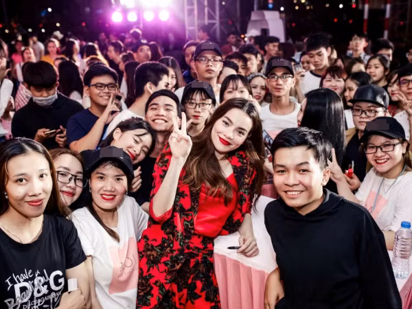 Hà Hồ, S.T, Minh Xù “đại náo” Cần Thơ giữa vòng vây hàng ngàn người hâm mộ