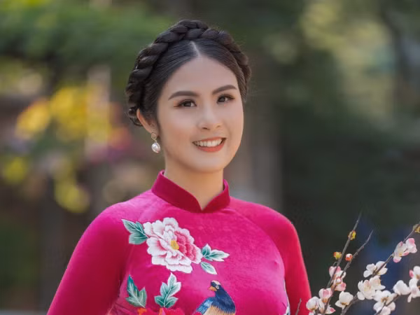 Ngọc Hân đẹp như quý cô Hà Thành với áo dài nhung dạo Văn miếu ngày đầu năm