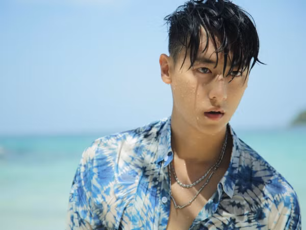 Rocker Nguyễn tung bộ ảnh mừng MV “Dù chỉ là mộng mơ” đứng nhất bảng xếp hạng
