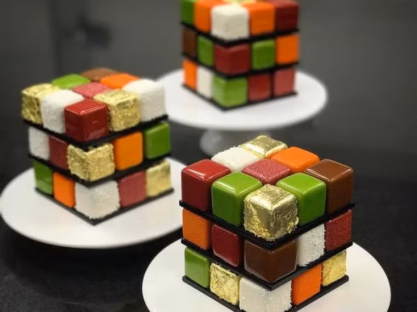 Ai có thể từ chối những chiếc bánh ngọt hình rubik đầy màu sắc này