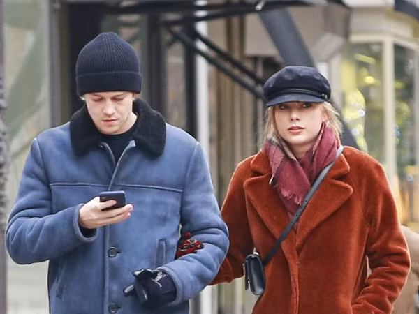 Cặp đôi Taylor Swift và Joe Alwyn “khai xuân” cho paparazzi với loạt ảnh hẹn hò tình tứ