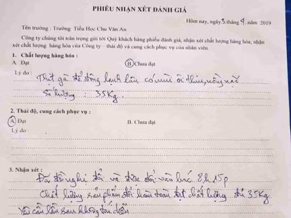 Phụ huynh bắt quả tang hàng chục kg gà ôi thiu tuồn vào trường tiểu học ở Hà Nội
