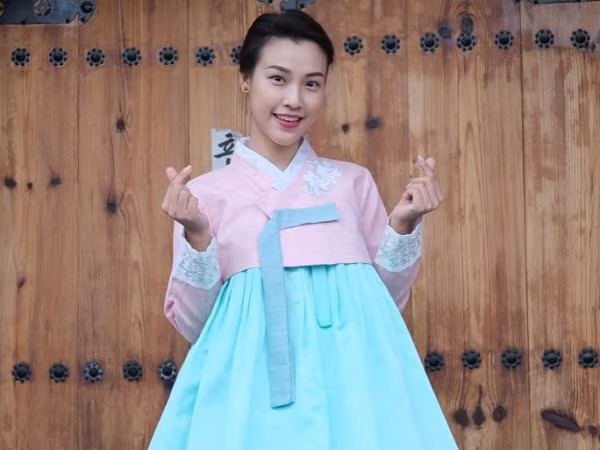 Hoàng Oanh đẹp như mộng khi diện Hanbok, vi vu Hàn Quốc cùng đạo diễn Nguyễn Quang Dũng