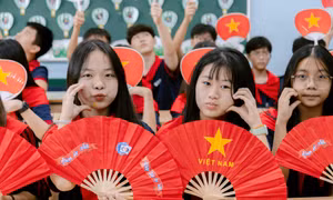 Tặng 5.500 quạt in hình cờ đỏ sao vàng cho người dân xem diễu binh, diễu hành 2/9
