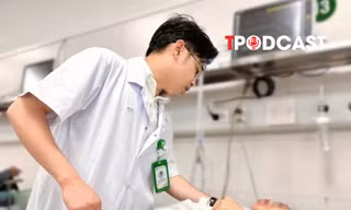 NÓNG 4/5: Tình trạng sức khỏe của người phụ nữ mắc kẹt dưới gầm xe buýt ở Hà Nội