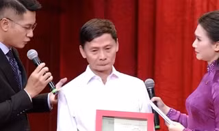 TP NOW: Khoảnh khắc xúc động khi thân nhân nhận lại kỷ vật của liệt sĩ 
