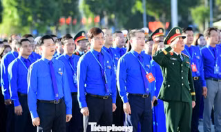 Đại biểu Đại hội Đoàn toàn quốc XIII báo công và vào Lăng viếng Bác