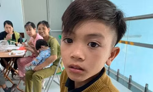 Chiến mặc áo len mỏng, đầu trần đi trong thời tiết lạnh dưới 18 độ C từ Sơn La xuống Hà Nội thăm em trai. Ảnh: Bệnh viện Nhi trung ương.