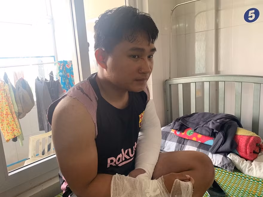 Shipper Lâm Anh Đạt bị người nhận hàng đánh gãy cả 2 tay. Ảnh: (NVCC)