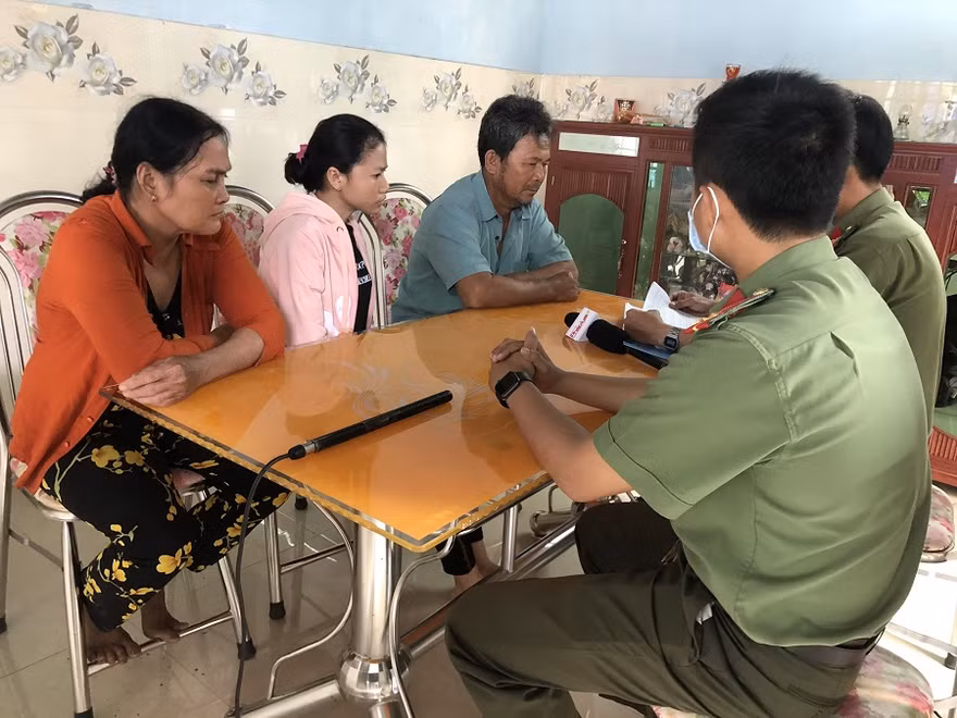 Công an huyện Bình Sơn (Quảng Ngãi) đang xác minh, thu thập thông tin từ gia đình bệnh nhân ở huyện Bình Sơn từng được ông Võ Hoàng Yên khám, chữa bệnh. Ảnh: Nguyễn Ngọc 