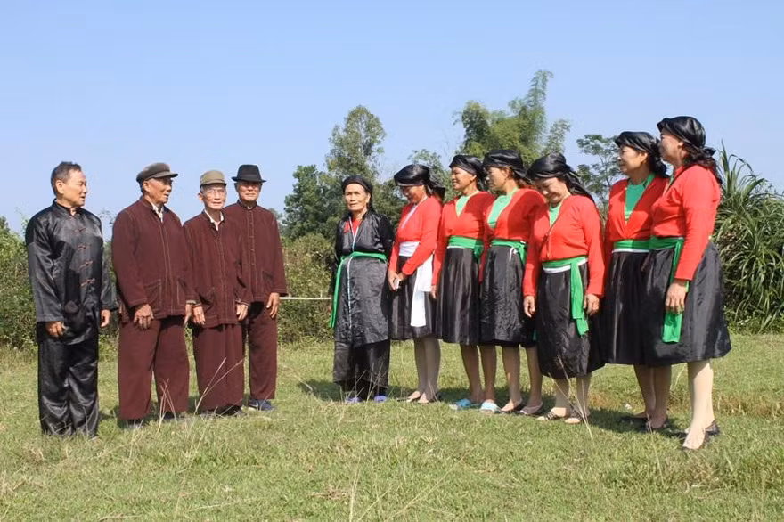 Người Sán Dìu ở xã Bình Dân, huyện Vân Đồn, Quảng Ninh đang hát Soọng cô 