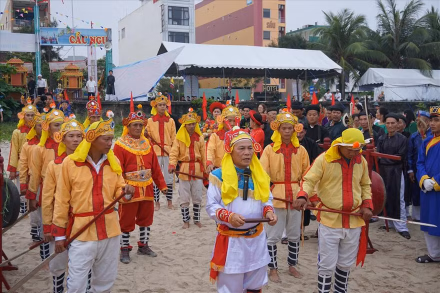 Lễ hội Cầu Ngư của người dân Đà Nẵng. Ảnh: Lao động