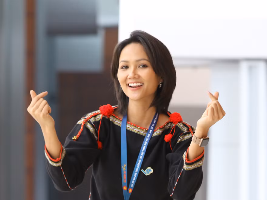 Hoa hậu H'Hen Niê rạng ngời tại Đại hội Hội LHTN Việt Nam lần thứ VIII
