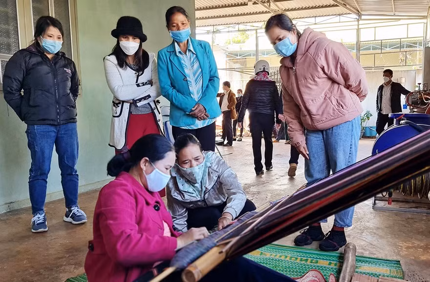 Nghệ nhân H'Bloih hướng dẫn các học viên cách dệt thổ cẩm