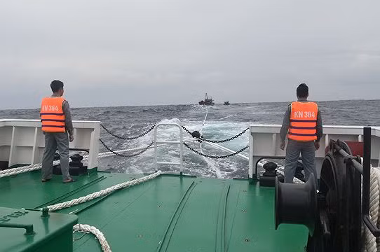 tàu KN 364 lai kéo các tàu cá bị nạn vào đảo Cồn Cỏ