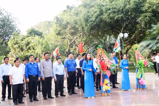 Đoàn về thăm dâng hoa, dâng hương tưởng nhớ công ơn của vua Quang Trung – Nguyễn Huệ tại Bảo tàng Quang Trung (huyện Tây Sơn, tỉnh Bình Định). Ảnh: Tr.Định