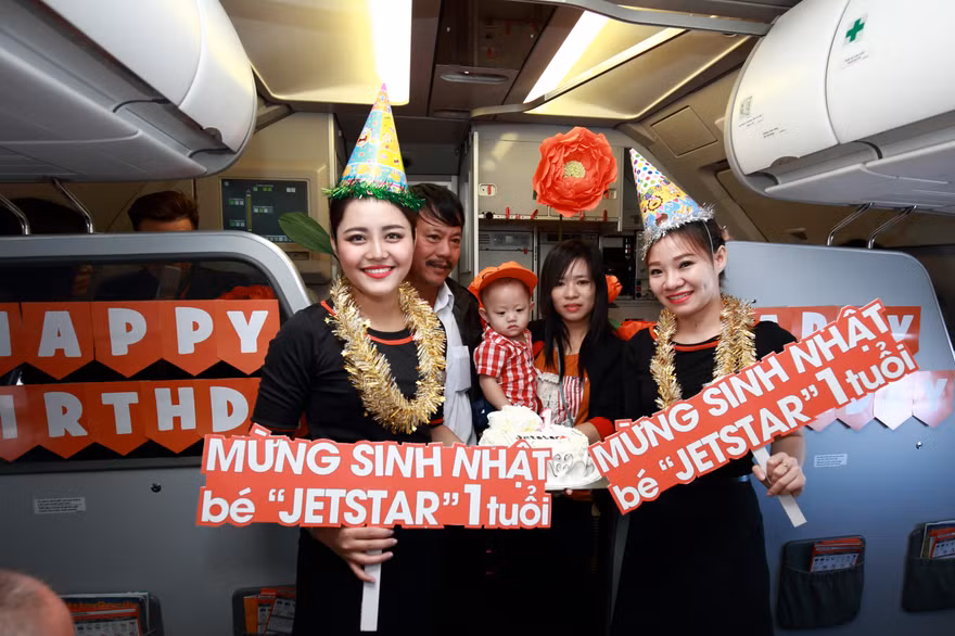 Jetstar Pacific tổ chức tiệc thôi nôi bất ngờ cho em bé Jetstar