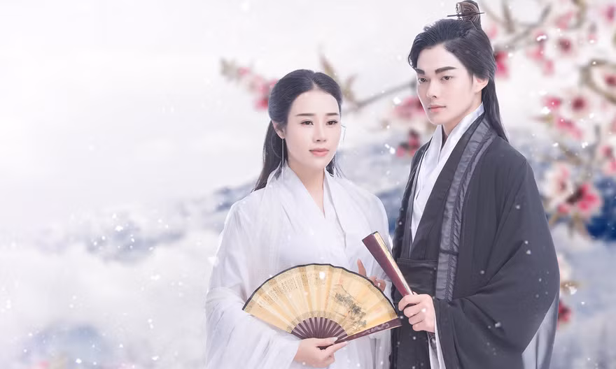 Hoa Trần và bạn diễn là hotbot kém 15 tuổi trong MV 'Tìm nhau ngàn năm'.