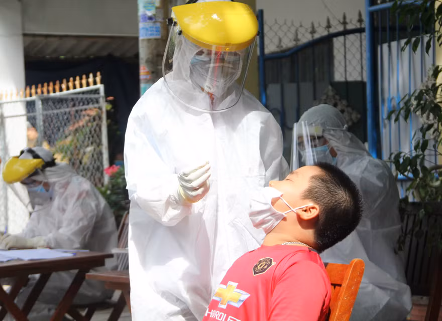 Nhân viên y tế Quảng Nam lấy mẫu xét nghiệm tại khu dân cư Lưu Minh