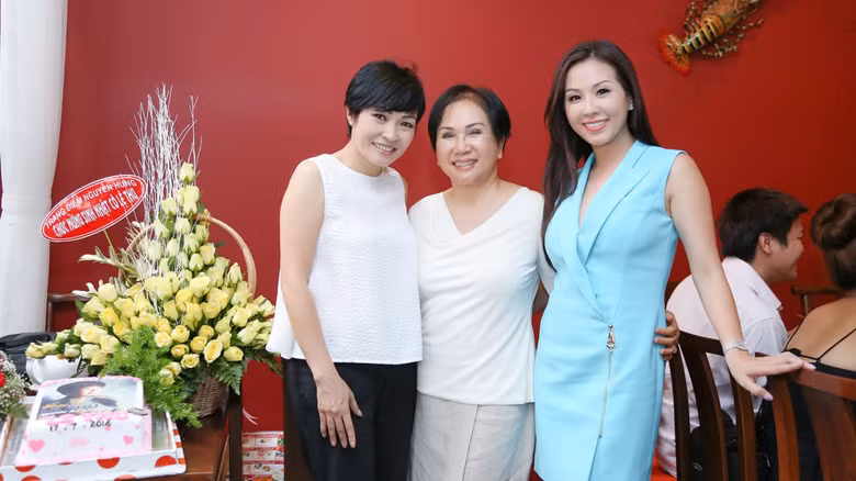 Phương Thanh và Thu Hoài dự tiệc sinh nhật danh ca Lệ Thu.