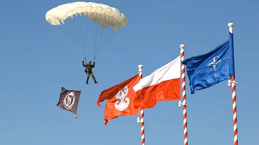 NATO lo lắng sườn phía Đông có thể thất thủ trước Nga