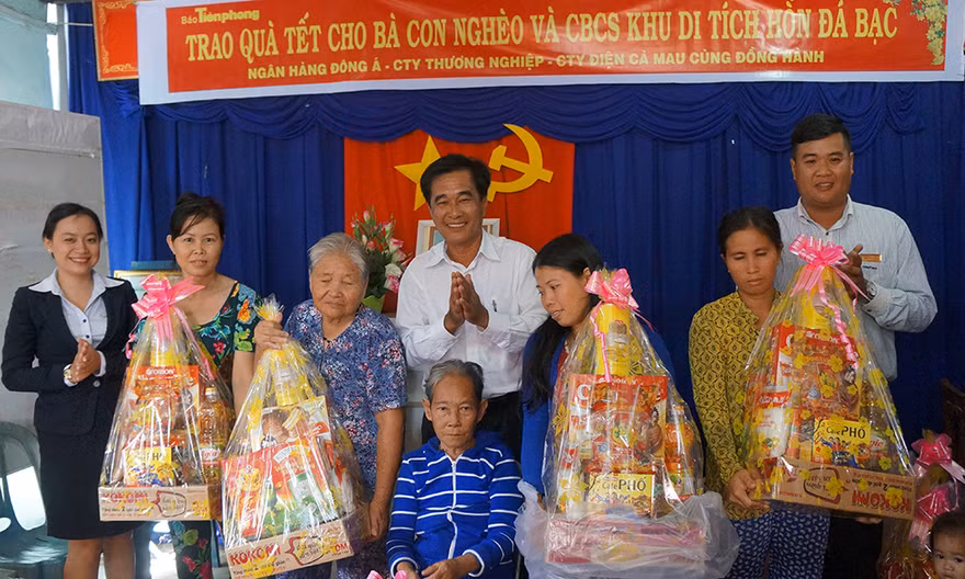 Mang quà tết đến Hòn Đá Bạc