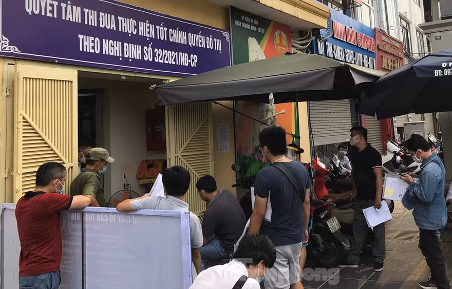 Người Hà Nội xếp hàng dài ở phường xin xác nhận Giấy đi đường
