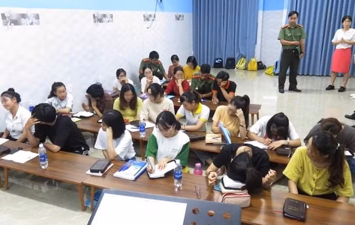 Các học viên tại trung tâm ngoại ngữ tổ chức truyền đạo trái phép. 