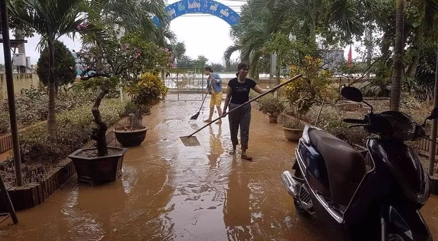 Nước lũ rút, dân Quảng Trị vật lộn với bùn non