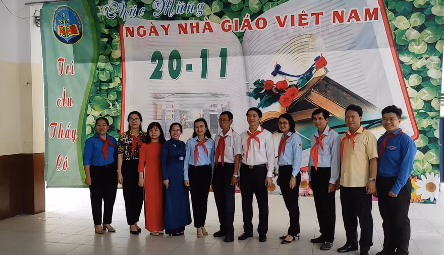 Bí thư TƯ Đoàn chúc mừng thầy cô nhân ngày 20/11