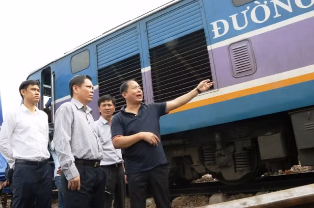 Bộ trưởng yêu cầu đảm bảo tuyệt đối an toàn chạy tàu, không để xảy ra các sự cố như ga Núi Thành. Ảnh: Báo Giao thông
