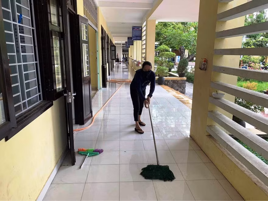 Vệ sinh trường lớp trước khi đón học sinh quay lại trường