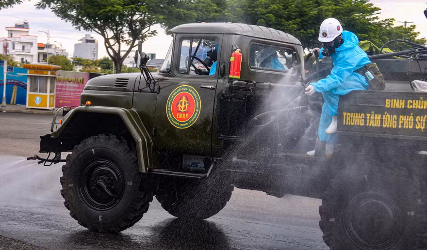 Binh chủng hoá học tiến hành phun khử khuẩn dập dịch COVID-19 trên diện rộng ở một số khu vực có nguy cơ lây nhiễm cao. Ảnh: Nguyễn Thành