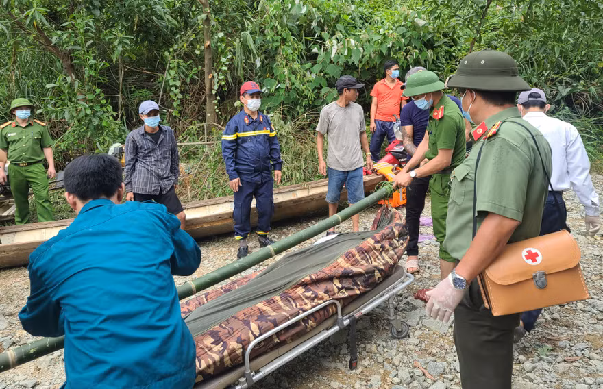 Thi thể đầu tiên trong số 17 công nhân gặp nạn đã được tìm thấy. Ảnh: Q.H