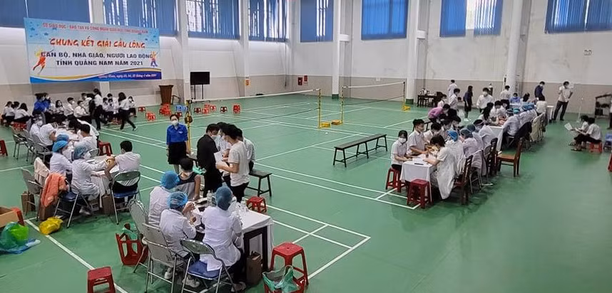 Tiêm vắc xin ngừa COVID-19 cho học sinh Trường THPT Trần Cao Vân, TP. Tam Kỳ.