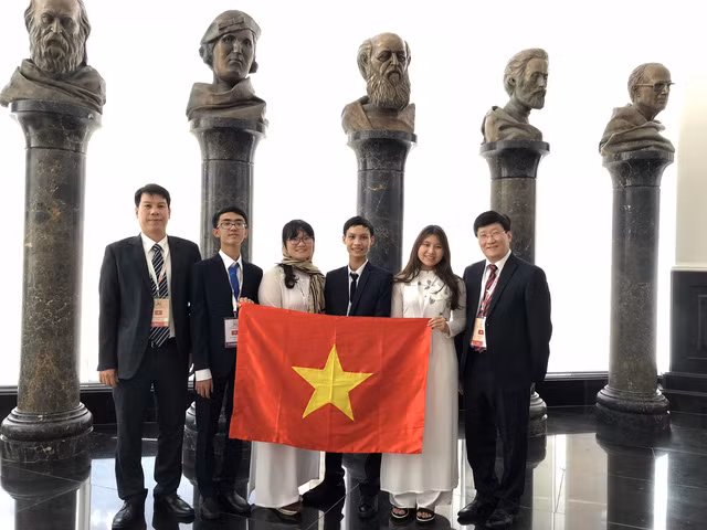Đoàn học sinh Việt Nam đều đoạt huy chương